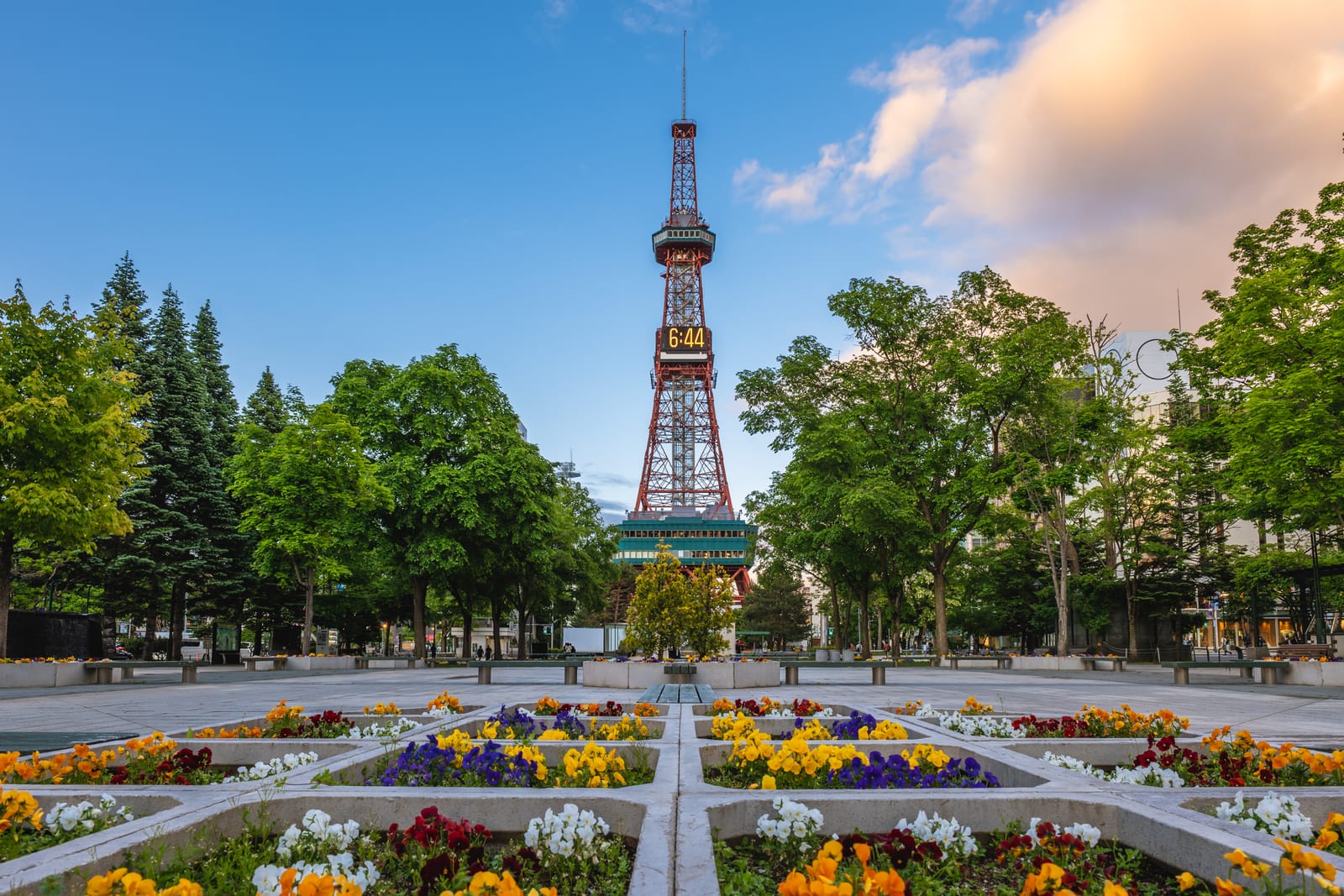 花壇の向こうに立つ大通公園のさっぽろテレビ塔
